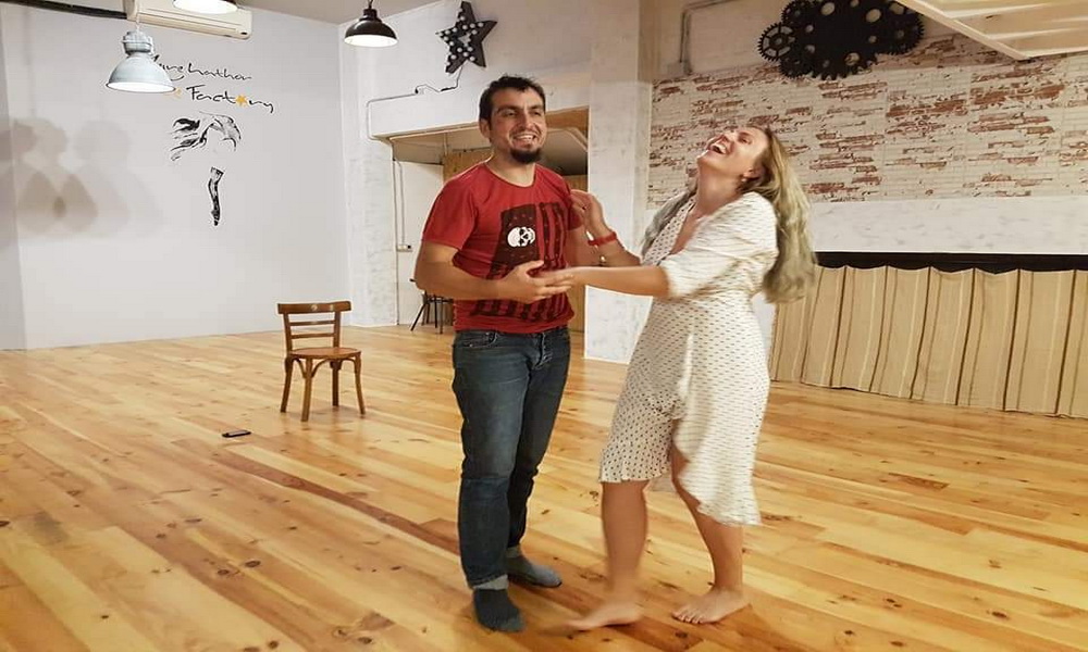 Anastasia y Luis ensayando un divertido y picante tango